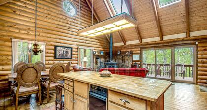 Comfortable cabin home w/wood fireplace, mountain views, National Forest access