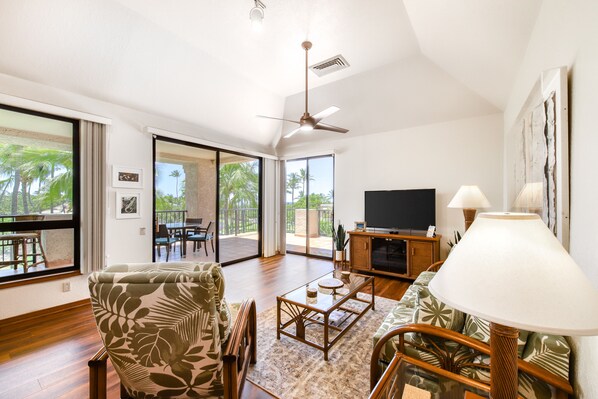 TV - Third floor condo with ocean views, pool and hot tub access, and golf nearby (Waikoloa)