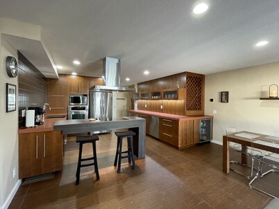 Condo w/ oversize garage, walking distance to grocery, restaurants, bars, beach