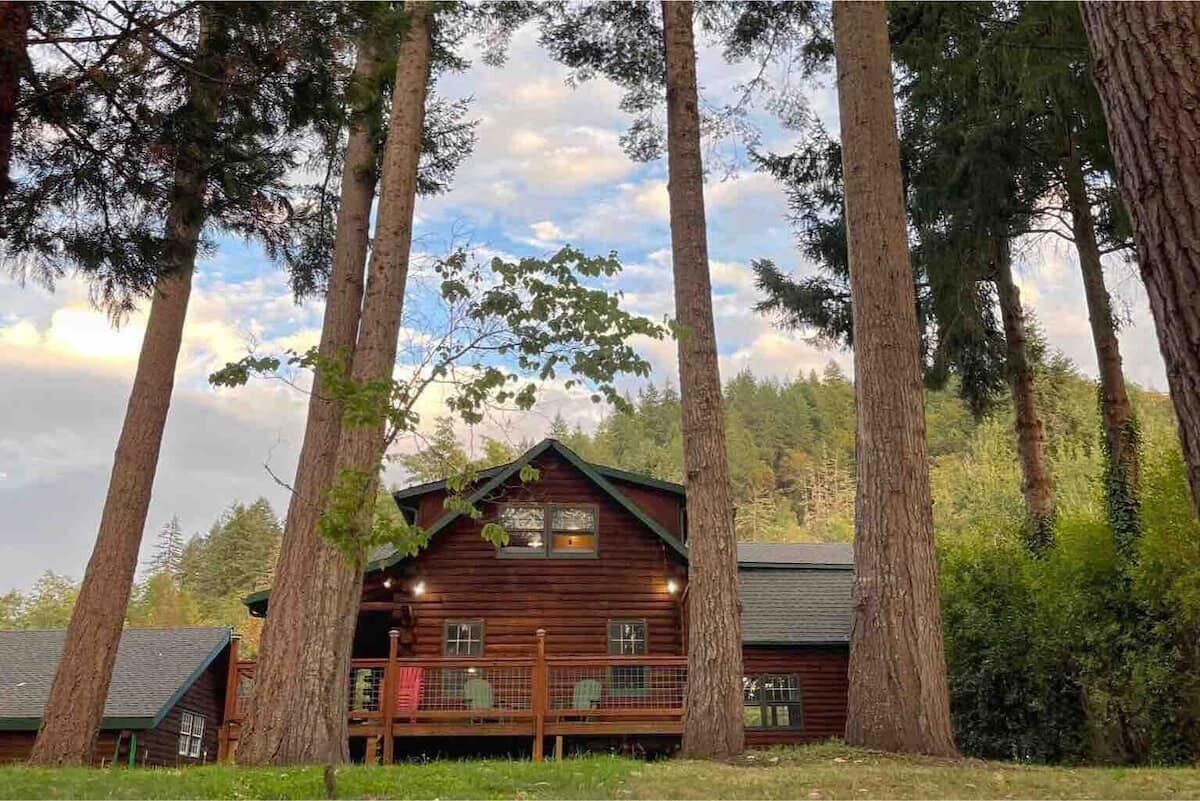 Riverfront Log Cabin in Roseburg’s Wine Country