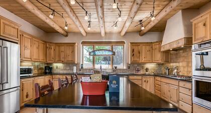 Dog-Friendly home with private hot tub, high-speed WiFi & wood-burning fireplace