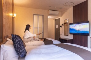 Escritorio, wifi gratis y ropa de cama 