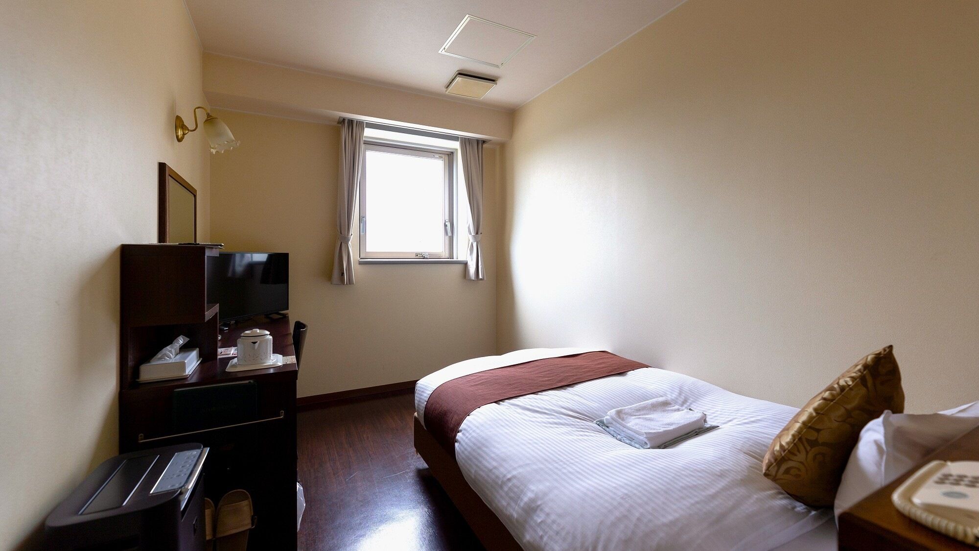 Een bureau, gratis wifi, beddengoed