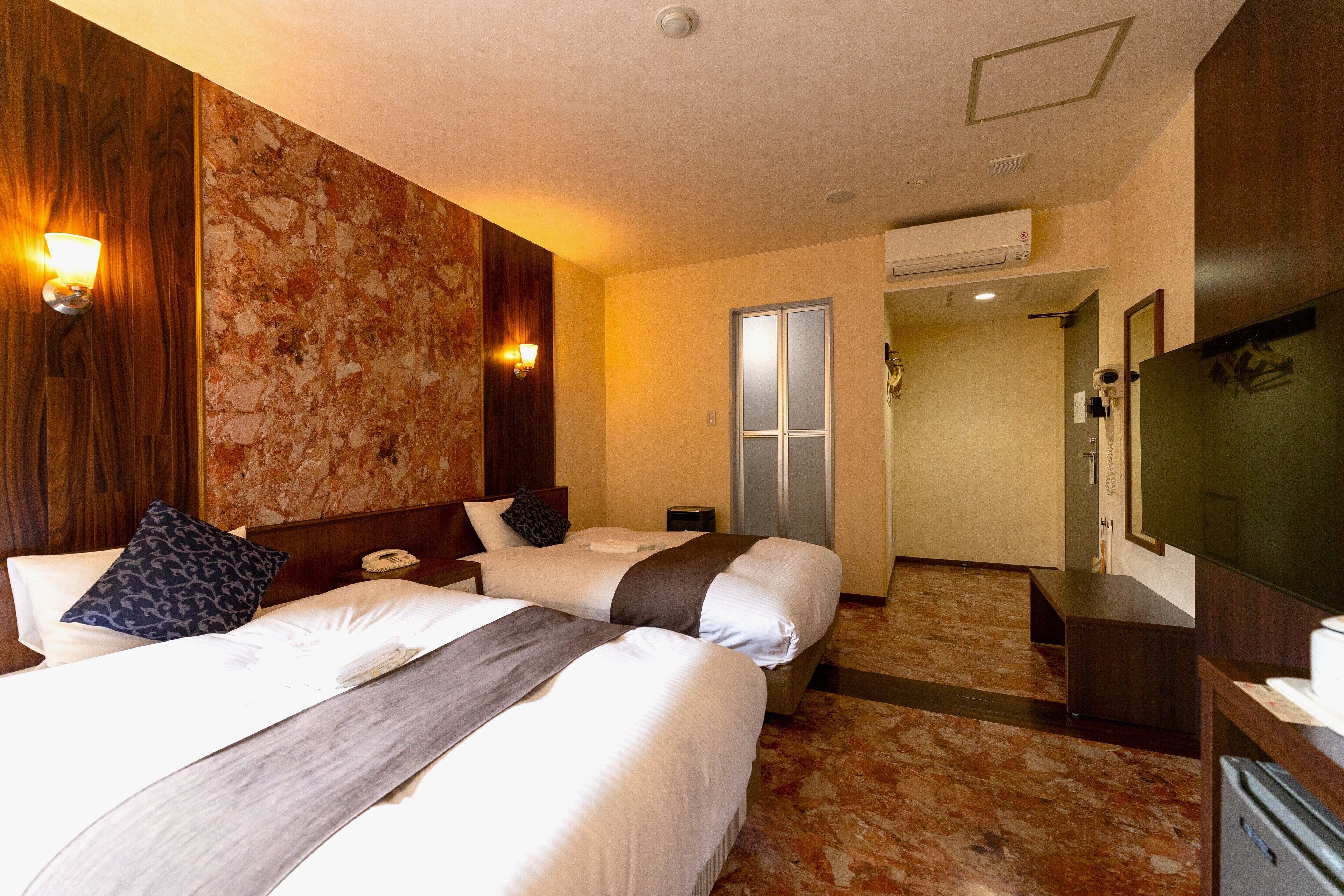 Twin Room, Non Smoking | Desk, free WiFi, bed sheets