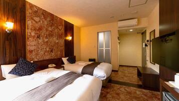 Escritorio, wifi gratis y ropa de cama