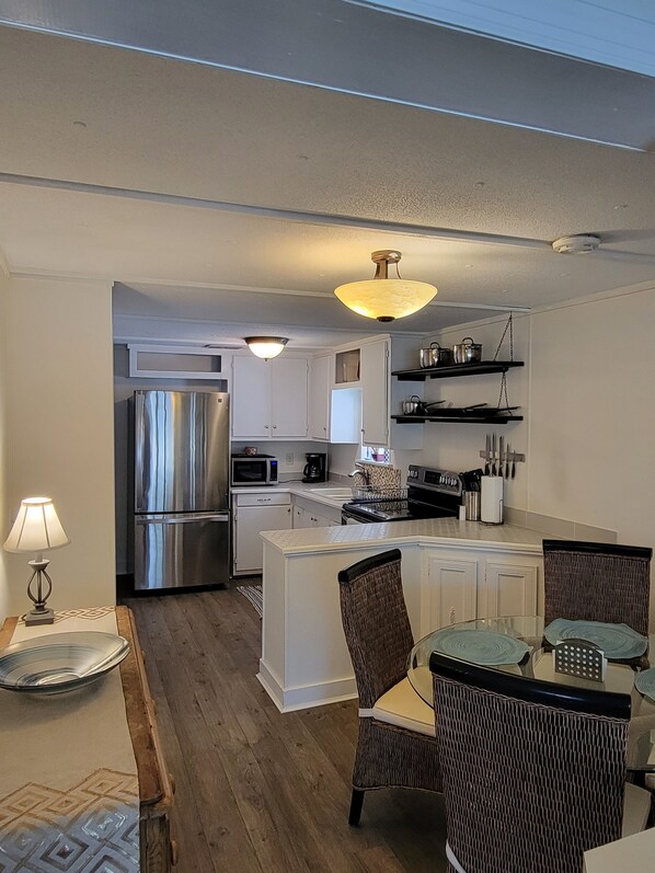 Réfrigérateur, four à micro-ondes, un four, surface de cuisson