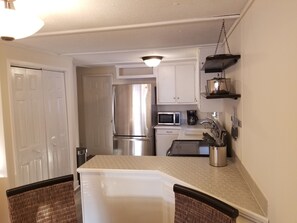 Réfrigérateur, four à micro-ondes, un four, surface de cuisson