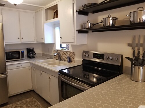 Beach Cottage - family and pet friendly, beach access less than 100ft away