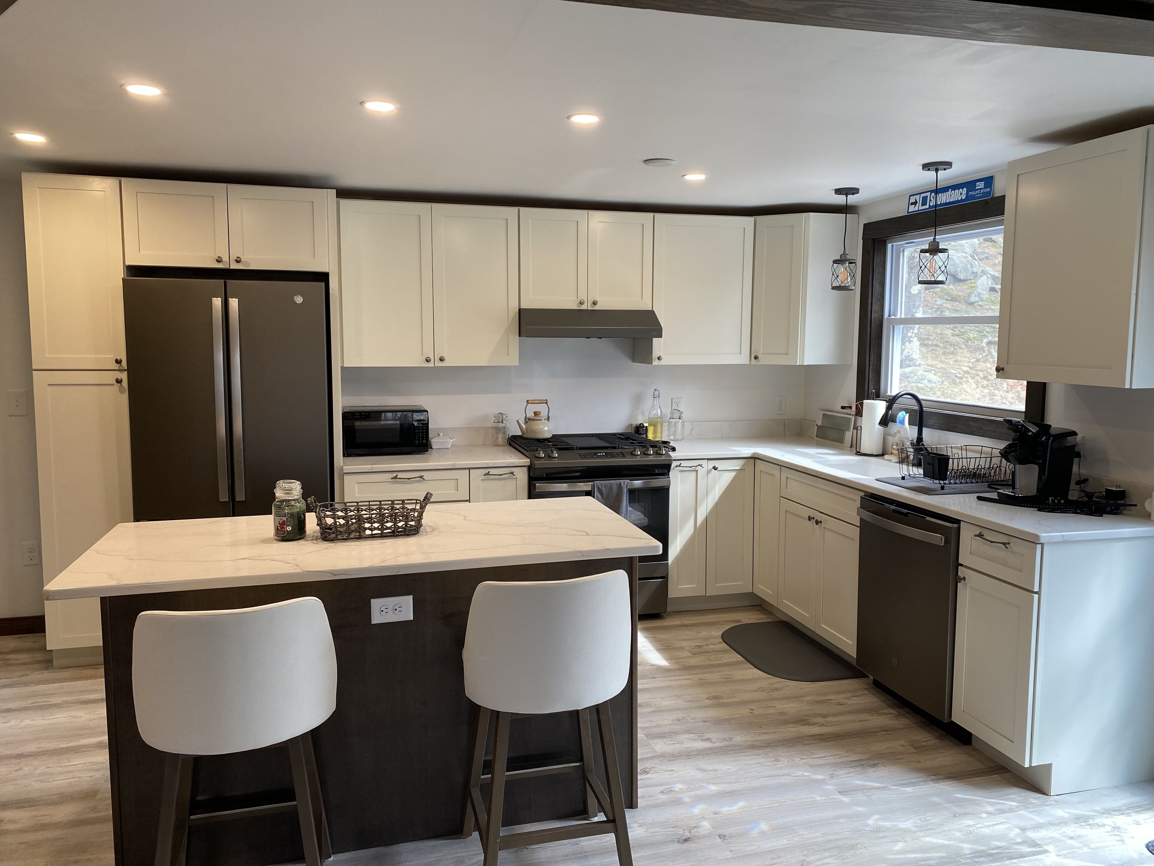 Welcoming brand new 3 bed chalet on hilltop with Mountain View’s
