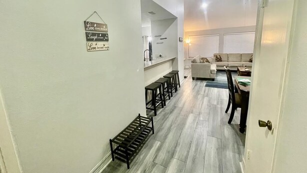 Un intérieur moderne comprenant une cuisine, un coin repas et un escalier.