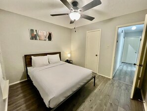 3 habitaciones, escritorio, tabla de planchar con plancha y wifi gratis