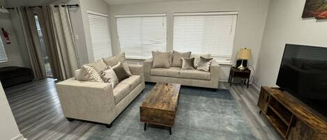 Smart-TV, Bücher, Arbeitsbereiche