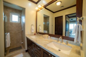 Regadera, secadora de cabello, toallas 