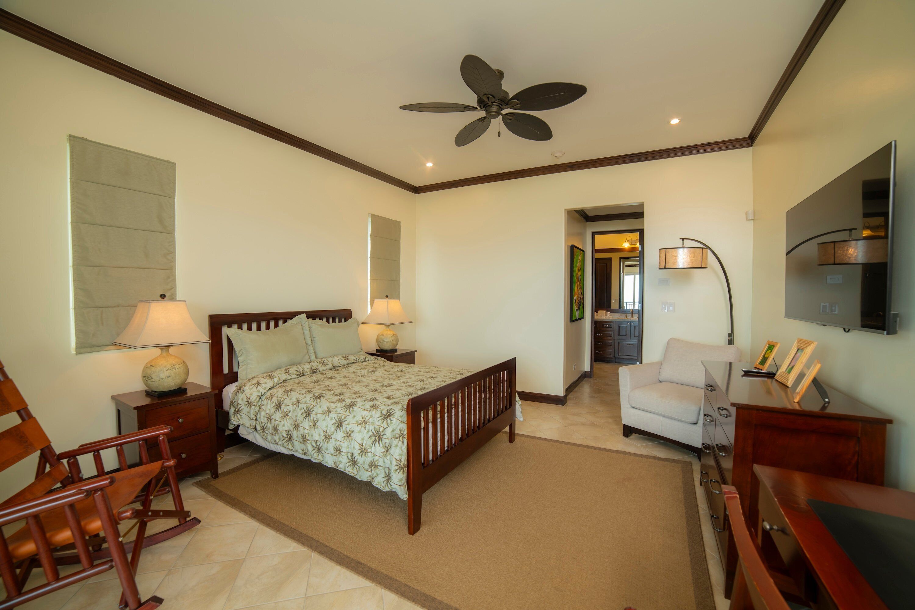 3 habitaciones, escritorio y tabla de planchar con plancha 