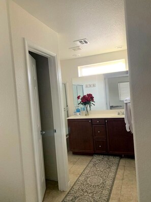 Combined shower/bathtub, bidet - A cozy house in a beautiful and safe area (Las Vegas)