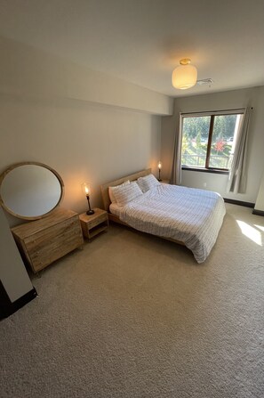 3 bedrooms, desk, iron/ironing board, travel cot