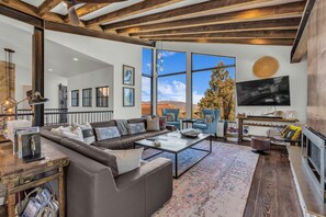 Televisión, chimenea, reproductor de DVD y tenis de mesa 