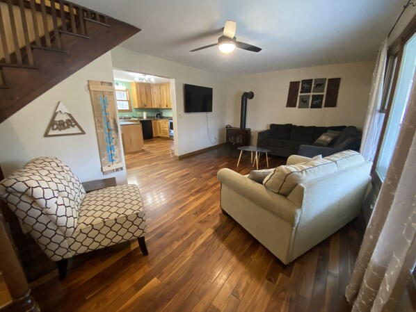 Smart TV, caminetto, tavolo da calcetto, studio