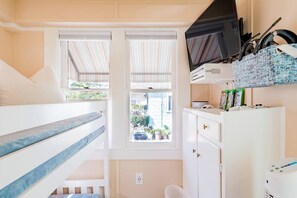 3 habitaciones, escritorio y tabla de planchar con plancha