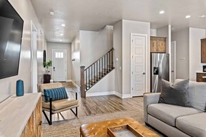 联排别墅, 5 间卧室 | 起居区 | 智能电视、流媒体服务