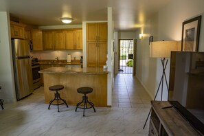 冷蔵庫、電子レンジ、オーブン、コンロ