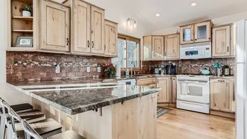 Een koelkast, een magnetron, een oven, een kookplaat