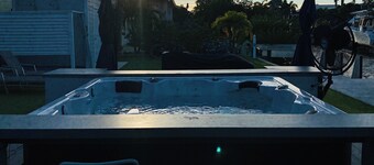 3-bedroom house in Lower Keys with Hot Tub, Sleeps 10+, Pet Freindly