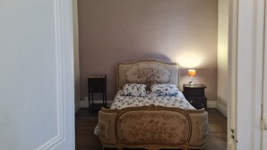 A bedroom with a bed, a bedside table, and a lamp. - Cosy Cottage with pool in the countryside, France (Persac)