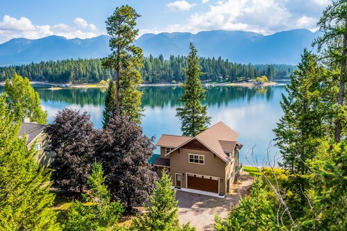 Waterfront home on Echo Lake with dock, amazing view, deck & washer/dryer