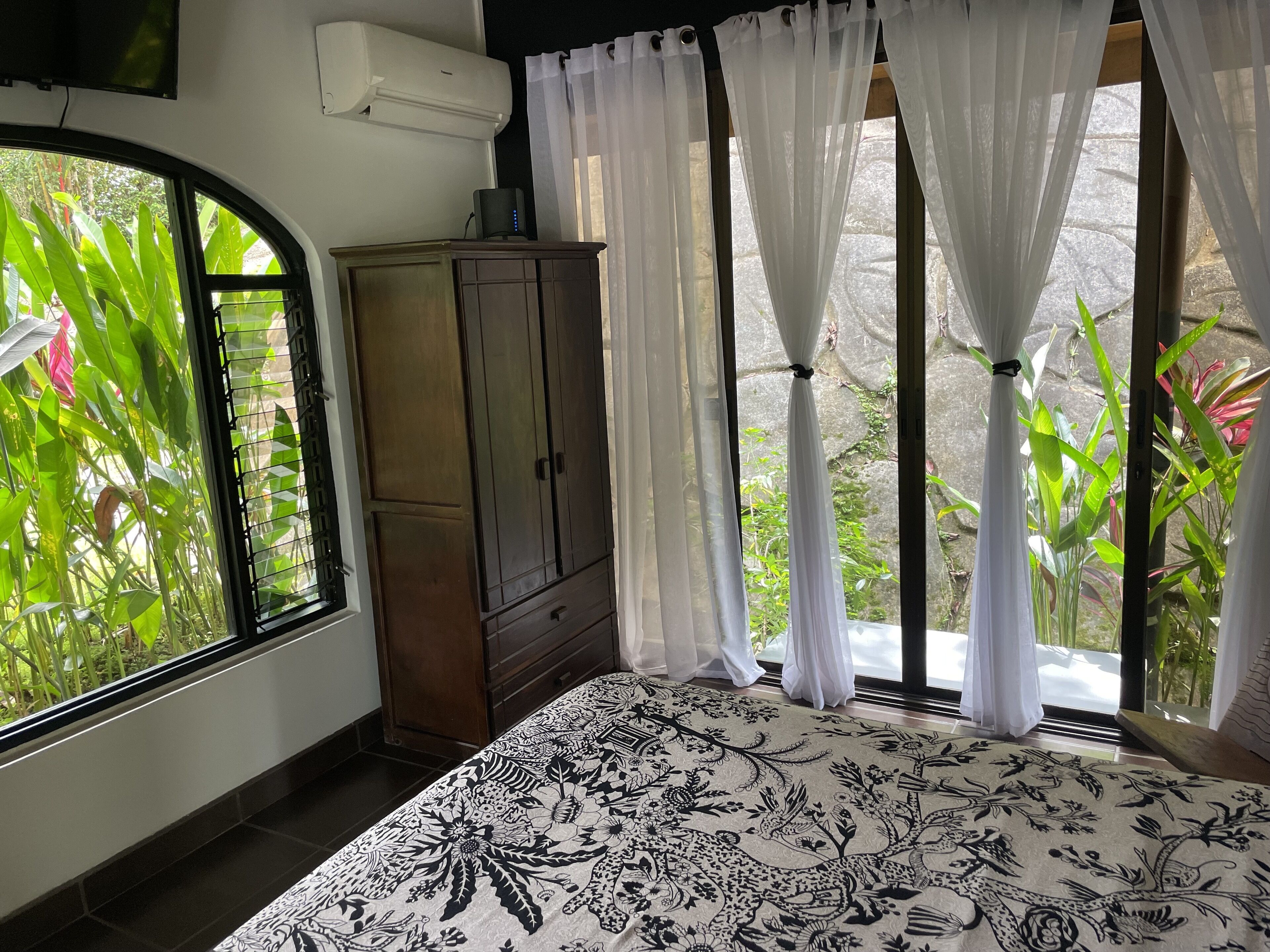 2 chambres, coffres-forts dans les chambres, fer et planche à repasser