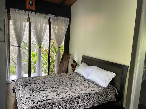 2 chambres, coffre-fort, fer et planche à repasser