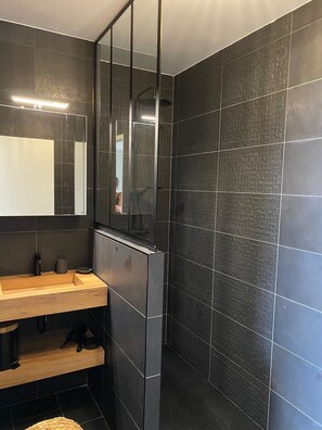 Shower, hair dryer - Air-conditioned T3 APARTMENT with garden, sea and mountain views, beach 200m away (Pietrosella)