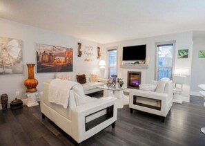 Una Smart TV, una chimenea, Netflix, servicios de streaming