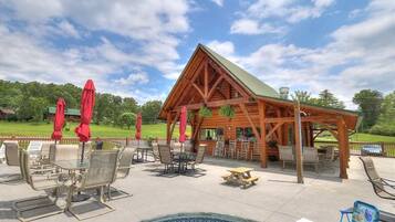 Hồ bơi ngoài trời