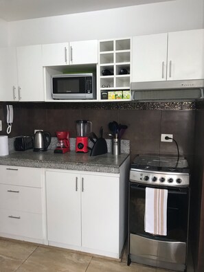 Fridge, microwave, oven, stovetop - Charming & Luxury Condo (Miraflores)