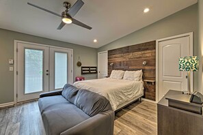 3 bedrooms, laptop workspace, iron/ironing board, travel cot - Quiet Nashville Area Home w/ Pool - 15 Mi to Dtwn (Joelton)