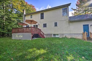 Exterior - Deck & Backyard: Tobyhanna Family Home (Tobyhanna)