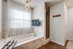 Shower, jetted tub, hair dryer, towels - Luxury Ranch Retreat on 100+ Acres Near Dallas w/ Pool & Lake Access (Blue Ridge)