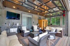 Téléviseur, foyer, table de baby-foot