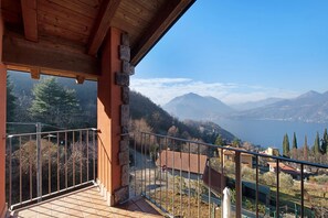 A balcony with a view of mountains and a lake. - Pet-Friendly Villa Magic Moment in Lake Como with Lake View, Pool, Wi-Fi, Terrace & Garden (Perledo)