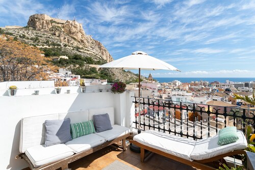 Vacation Home "Casita Kunterbunt" with Sea View, Terrace & Wi-Fi