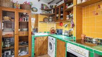 Een koelkast, een oven, een kookplaat, een koffiezetapparaat/waterkoker