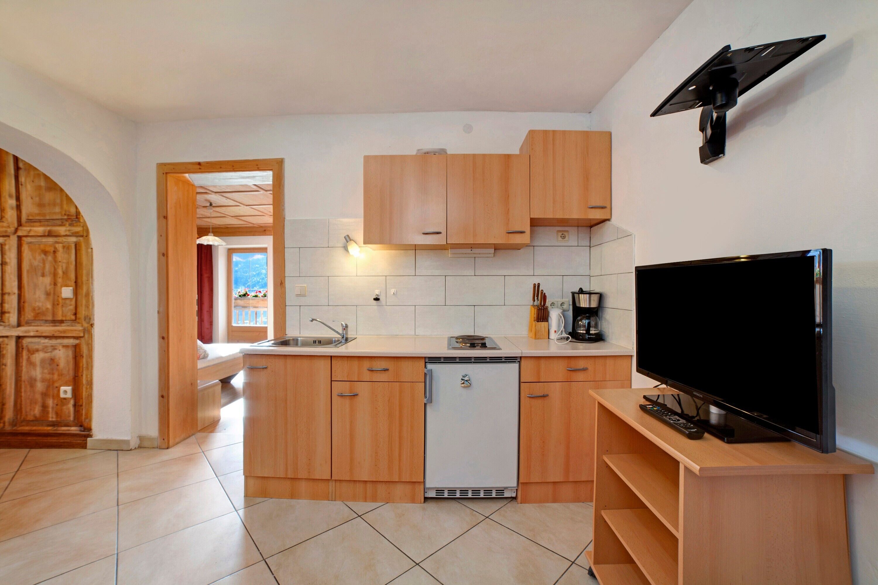 Fridge, stovetop, coffee/tea maker, electric kettle