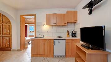 Fridge, stovetop, coffee/tea maker, electric kettle