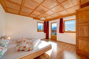 1 bedroom, free WiFi, bed sheets - Holiday Apartment 'Plattnerblick' with Mountain View, Shared Garden and Wi-Fi (Moos in Passeier)