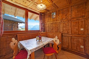 Dining - Holiday Apartment 'Plattnerblick' with Mountain View, Shared Garden and Wi-Fi (Moos in Passeier)