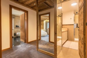 Badewanne, Haartrockner, Handtücher