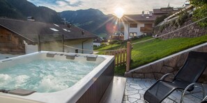 Outdoor spa tub - Apartment 'Cesa Sassela 2' with Mountain View, Sauna, Pool, Garden & Wi-Fi (Ortisei)