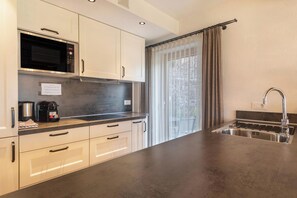 Kühlschrank, Mikrowelle, Herdplatte, Geschirrspüler