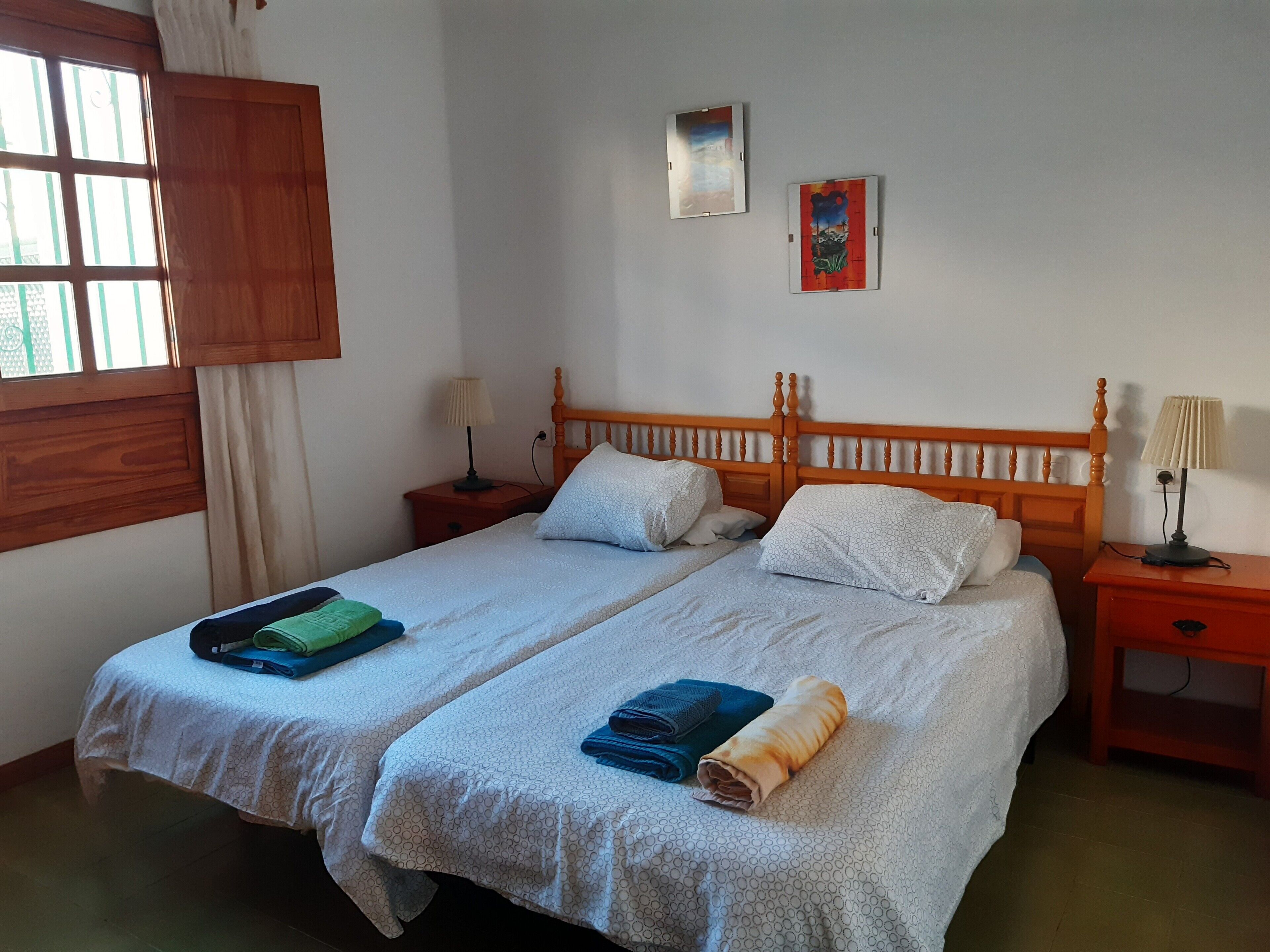 2 habitaciones, tabla de planchar con plancha y ropa de cama 